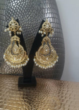 Load image into Gallery viewer, White Jadau Jhumka Earrings