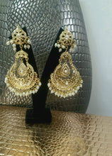 Load image into Gallery viewer, White Jadau Jhumka Earrings